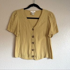 3/$20 🛍️ Mustard Button Top